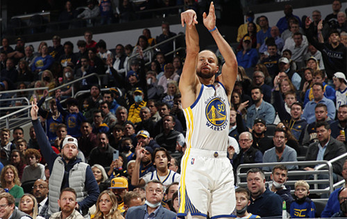  库里三分雨破纪录，勇士加时险胜湖人  